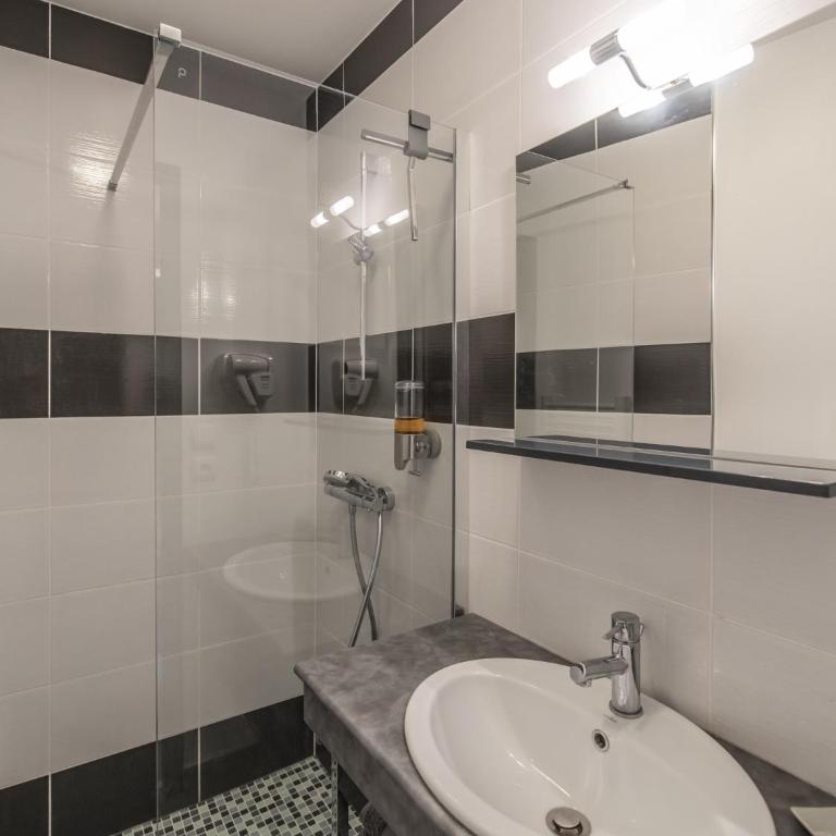 Appart Hôtel Bourgoin - Apartment with Balcony - 5