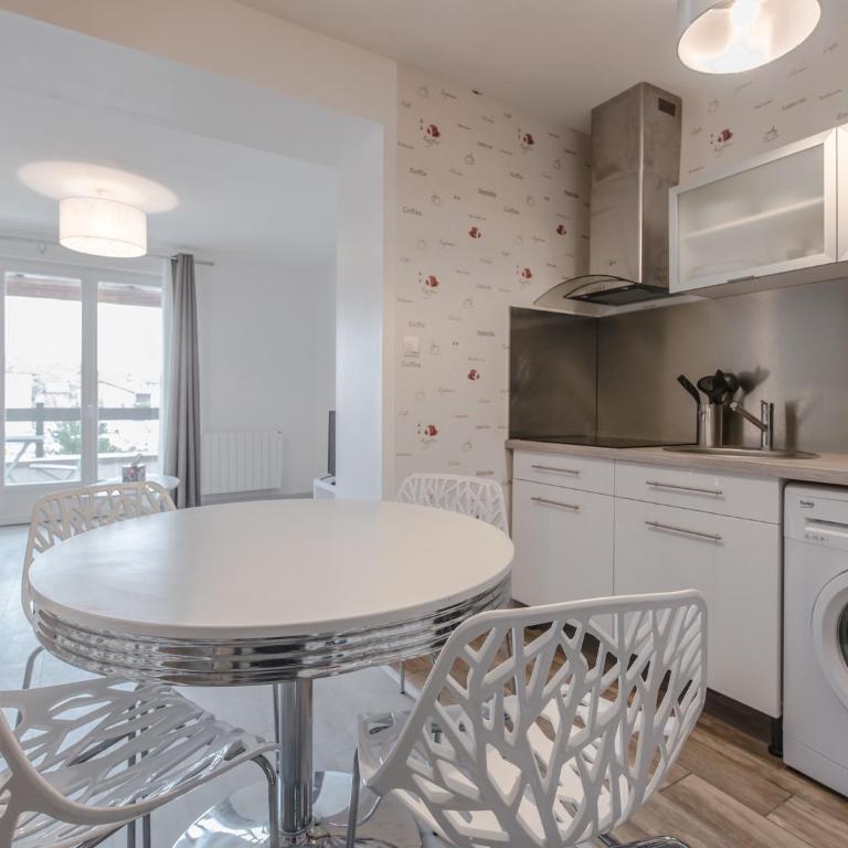 Appart Hôtel Bourgoin - Apartment with Balcony - 19