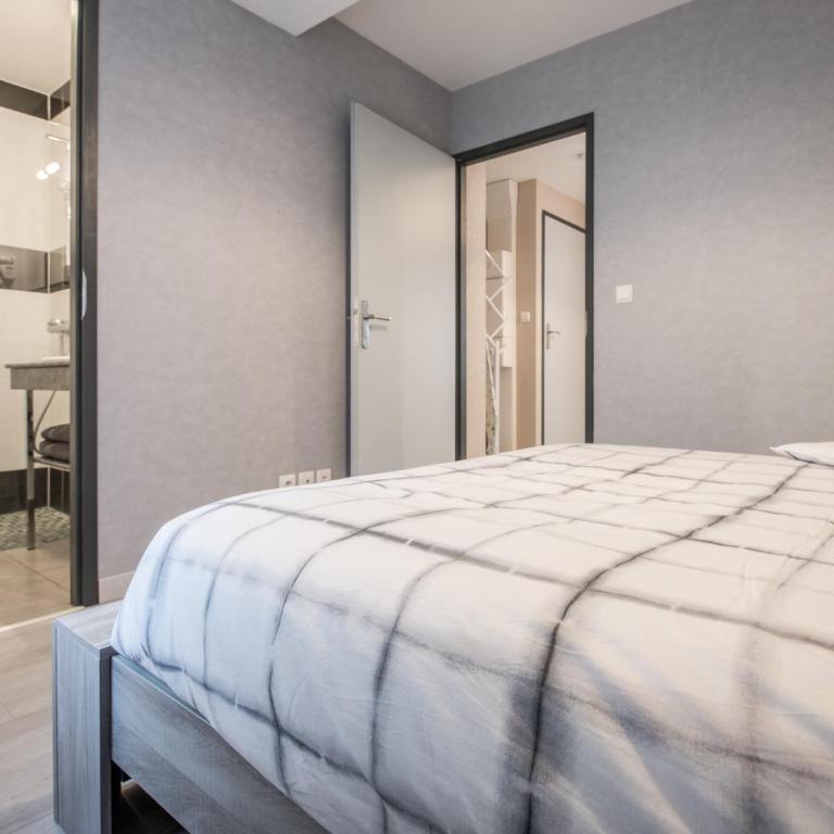 Appart Hôtel Bourgoin - Apartment with Balcony - 23
