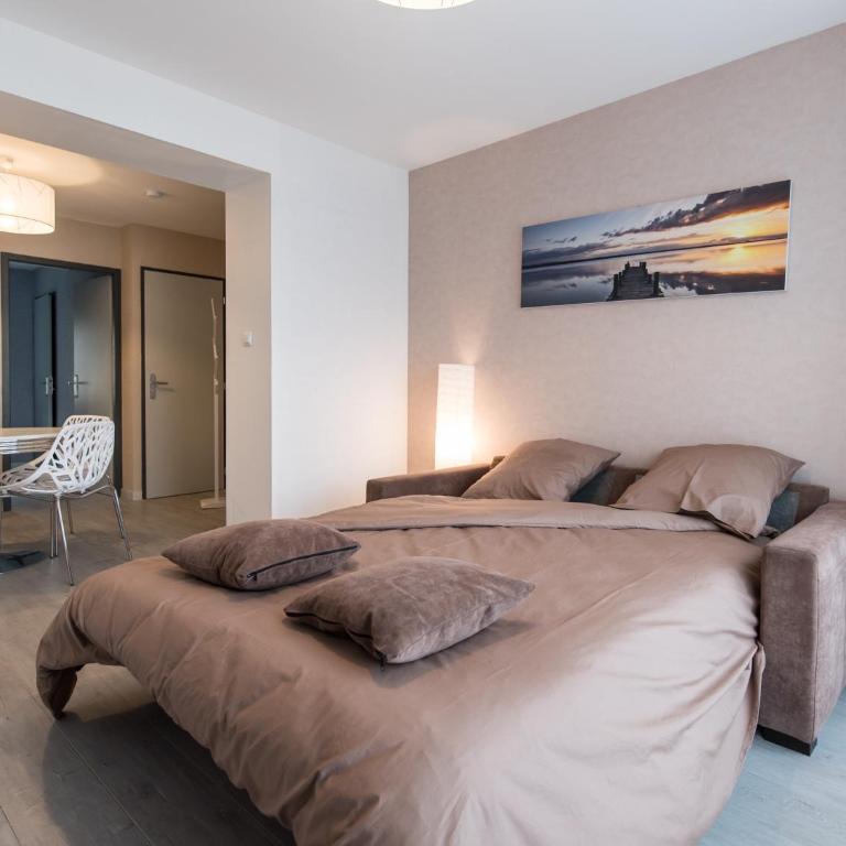 Appart Hôtel Bourgoin - Apartment with Balcony - 24