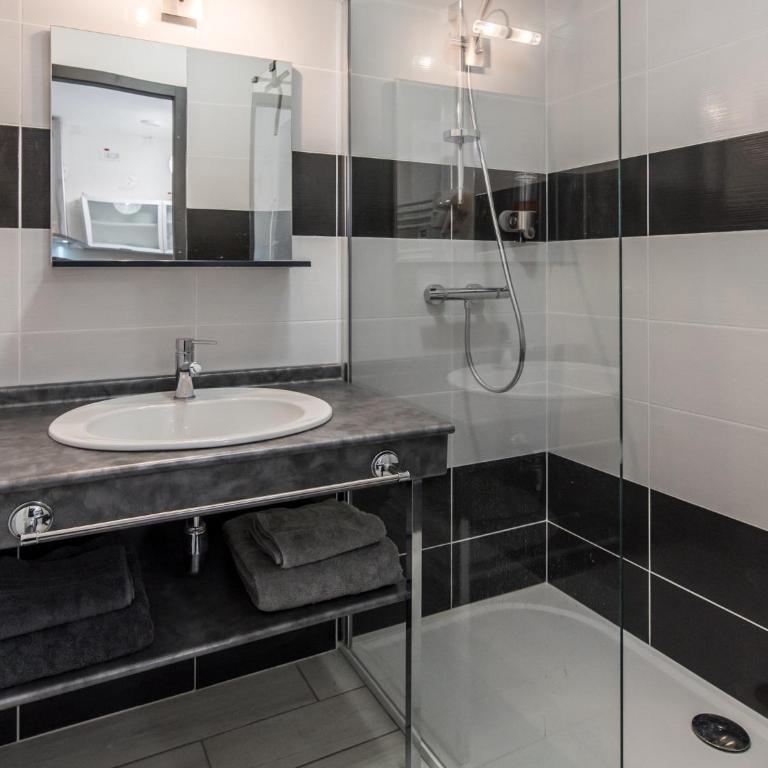 Appart Hôtel Bourgoin - Apartment with Terrace - 8