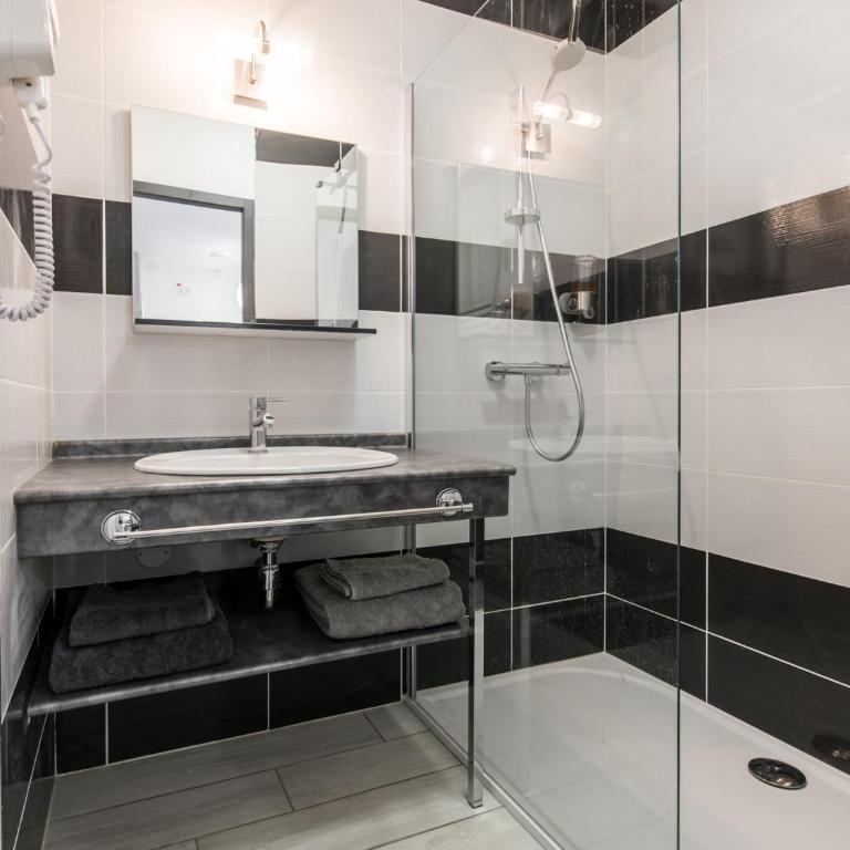 Appart Hôtel Bourgoin - Apartment with Terrace - 10