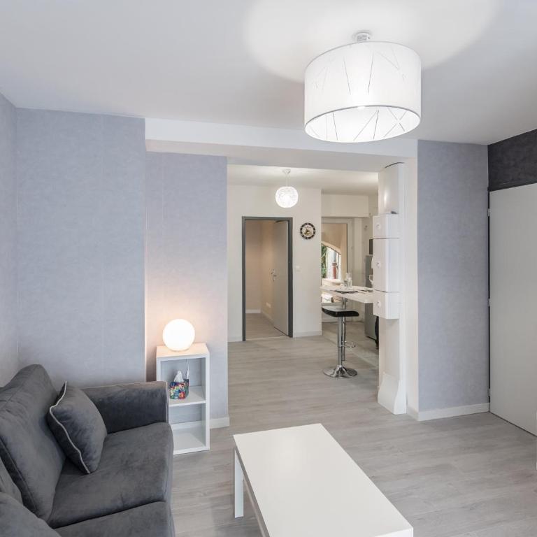 Appart Hôtel Bourgoin - Apartment with Terrace - 12