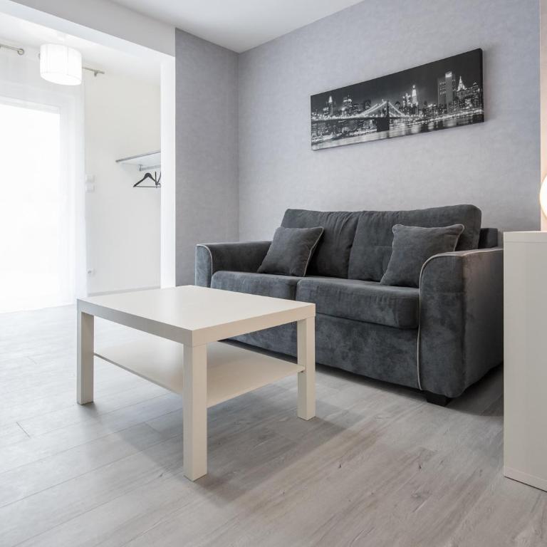 Appart Hôtel Bourgoin - Apartment with Terrace - 13