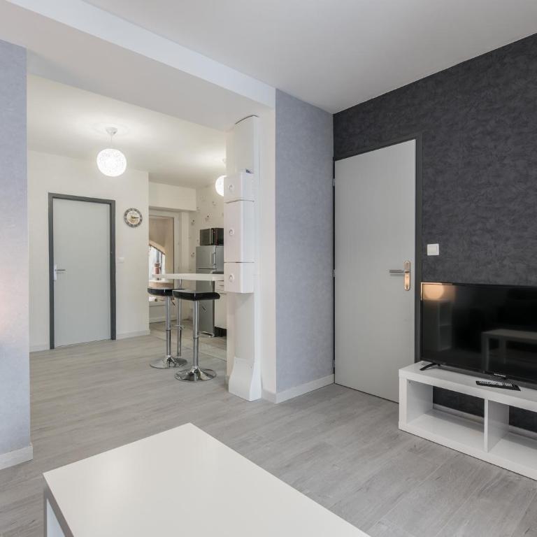 Appart Hôtel Bourgoin - Apartment with Terrace - 2