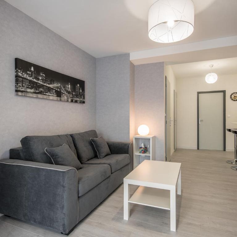 Appart Hôtel Bourgoin - Apartment with Terrace - 15