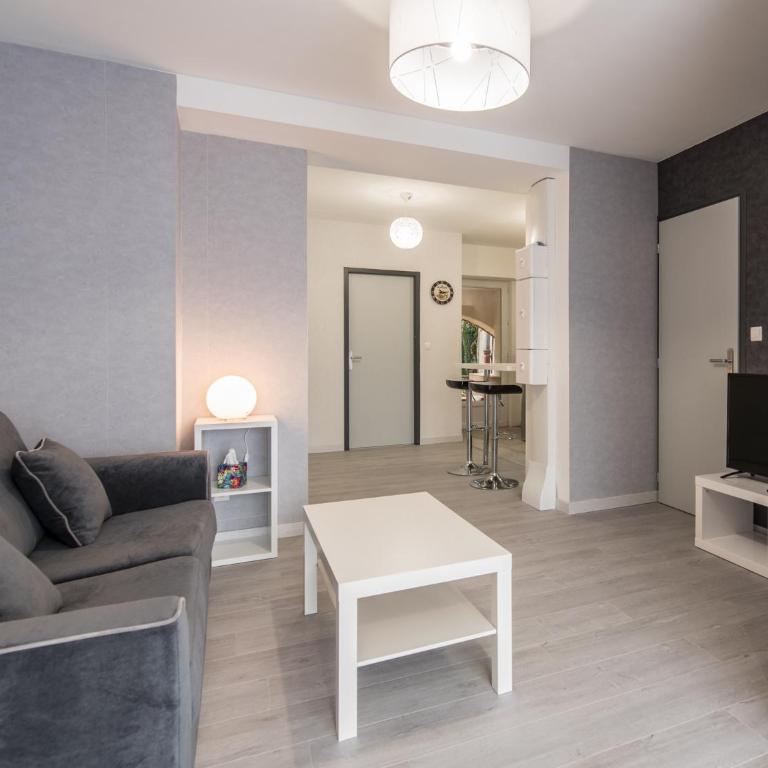 Appart Hôtel Bourgoin - Apartment with Terrace - 16