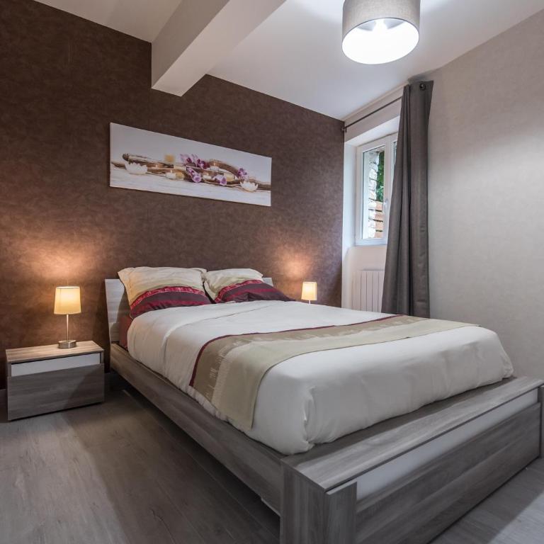 Appart Hôtel Bourgoin - Apartment with Terrace - 23