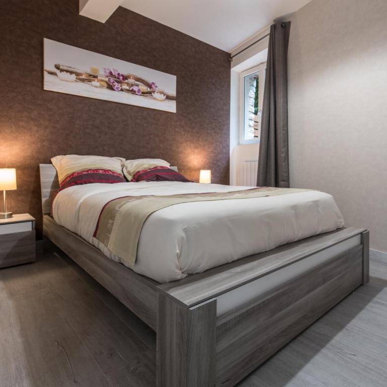 Appart Hôtel Bourgoin - Apartment with Terrace - 24