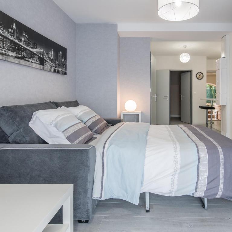 Appart Hôtel Bourgoin - Apartment with Terrace - 27