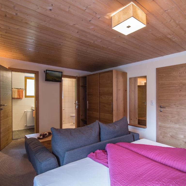 Haus Hochland - Doppelzimmer mit Zustellbett - 2