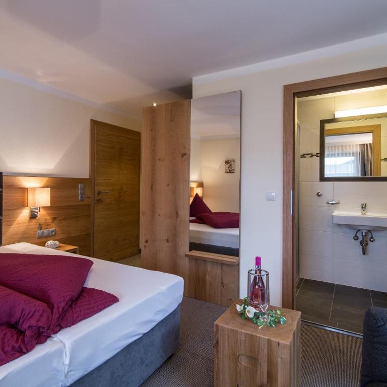 Haus Hochland - Doppelzimmer mit Zustellbett - 9