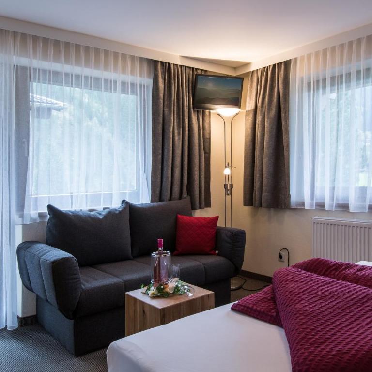 Haus Hochland - Doppelzimmer mit Zustellbett - 10