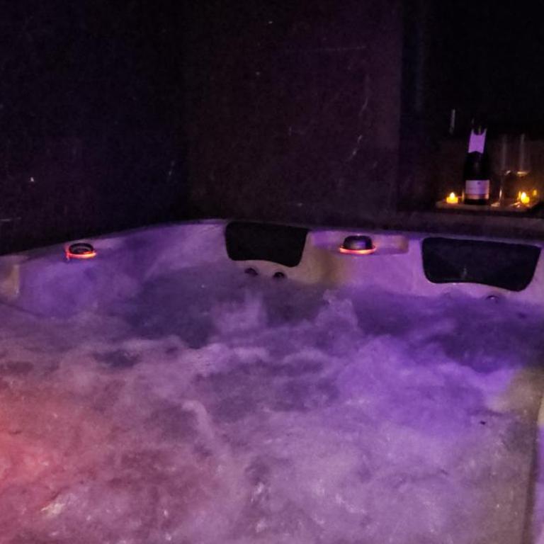 Suite romantique avec jaccuzzi - proche des lacs - La secrète room - Maison 1 Chambre - 6