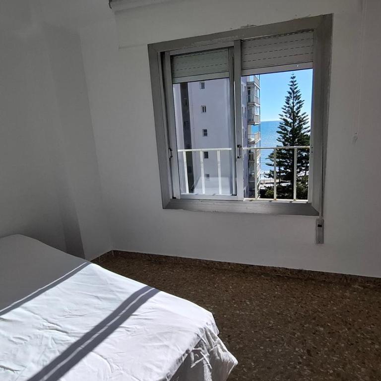 Frontal con vistas - Three-Bedroom Apartment - 14