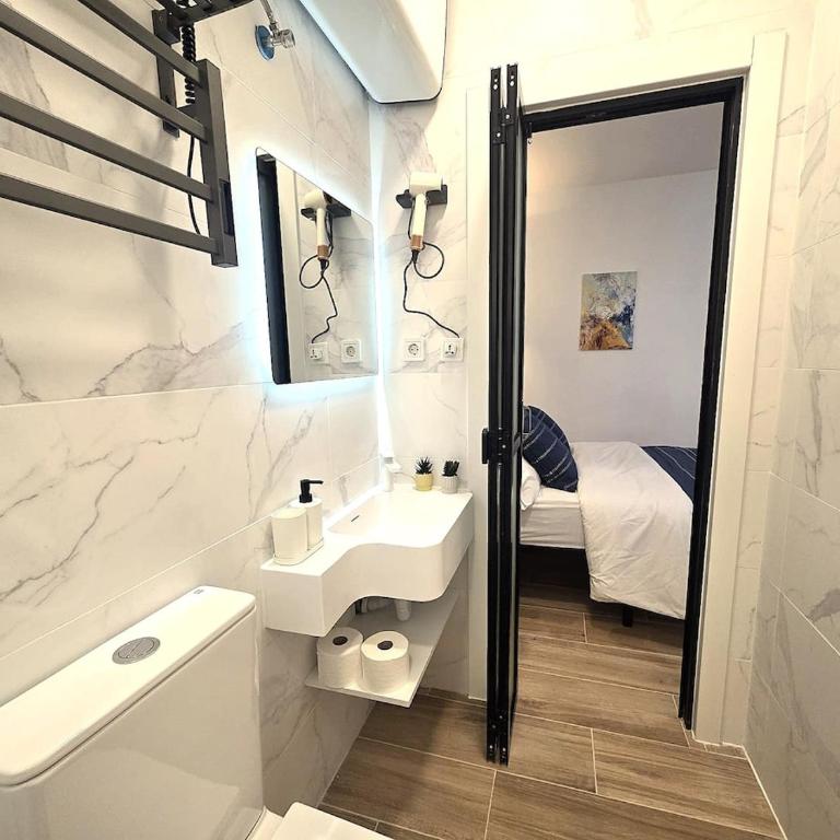 206 Comfortable Studio Kitchenette & Private Bath - One-Bedroom Apartment - 4