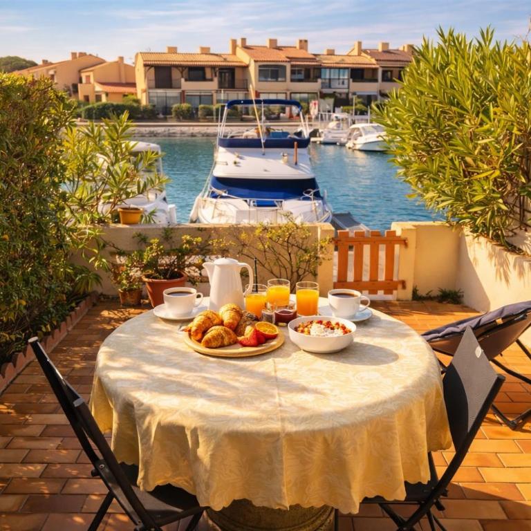 VILLA AUX CAPELLANS SUR LA MARINA POUR 4 PERSONNES - vue Marina - Parking - plage à 5 min à pied - Two-Bedroom House - 3