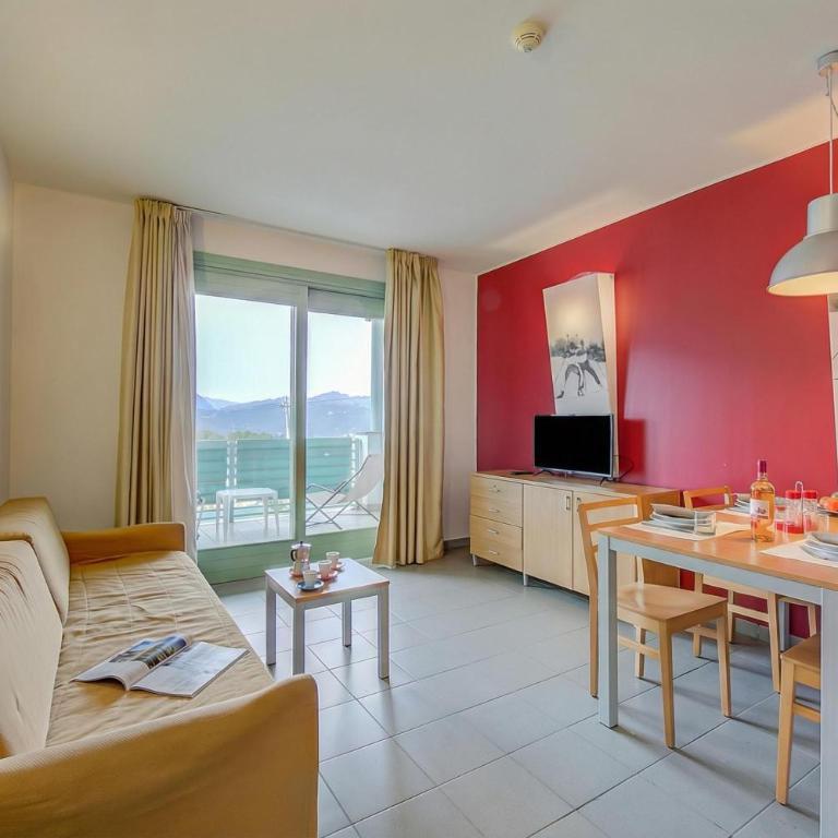 Villaggio Olimpico - One Bedroom Apartment with Balcony 4 - 5