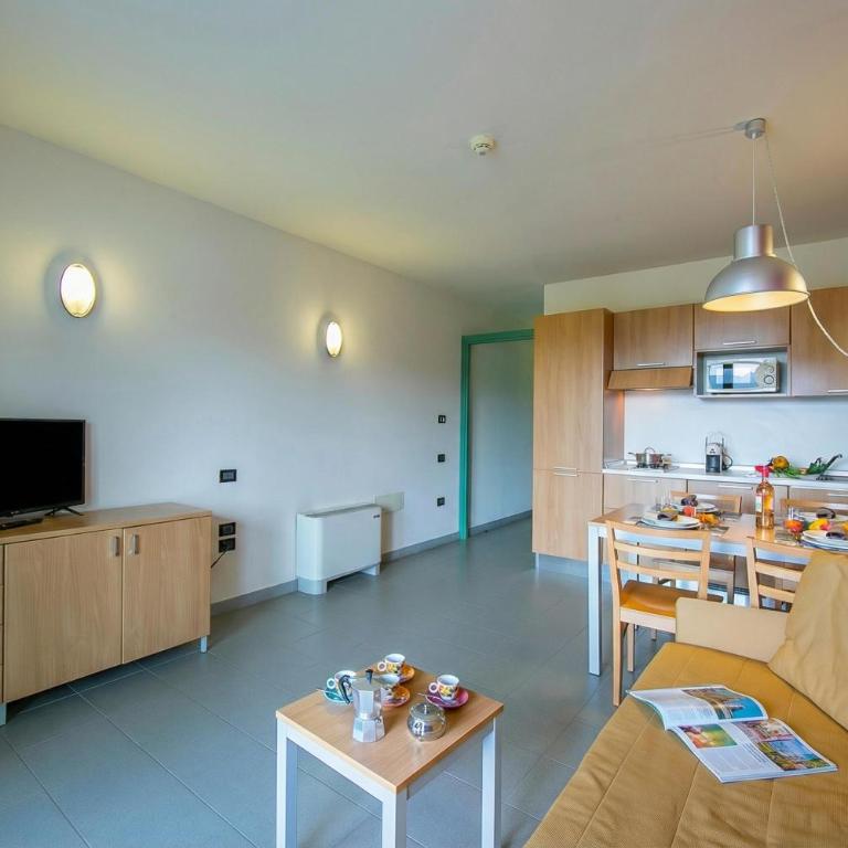 Villaggio Olimpico - One Bedroom Apartment with Balcony 5 - 7