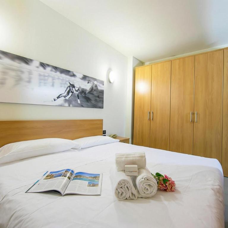Villaggio Olimpico - One Bedroom Apartment with Balcony 5 - 9