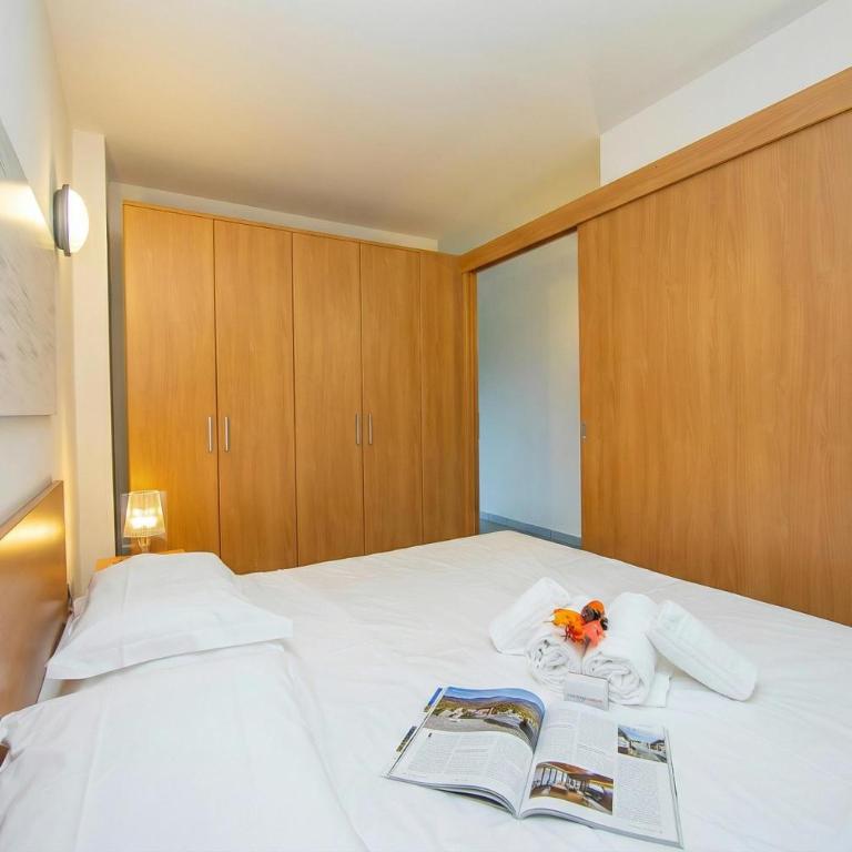 Villaggio Olimpico - One Bedroom Apartment with Balcony 7 - 8