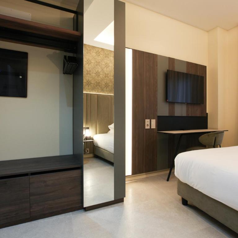The FLOOR - Small Double Room - 8