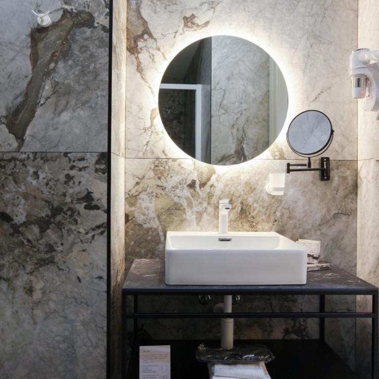 The FLOOR - Small Double Room - 9