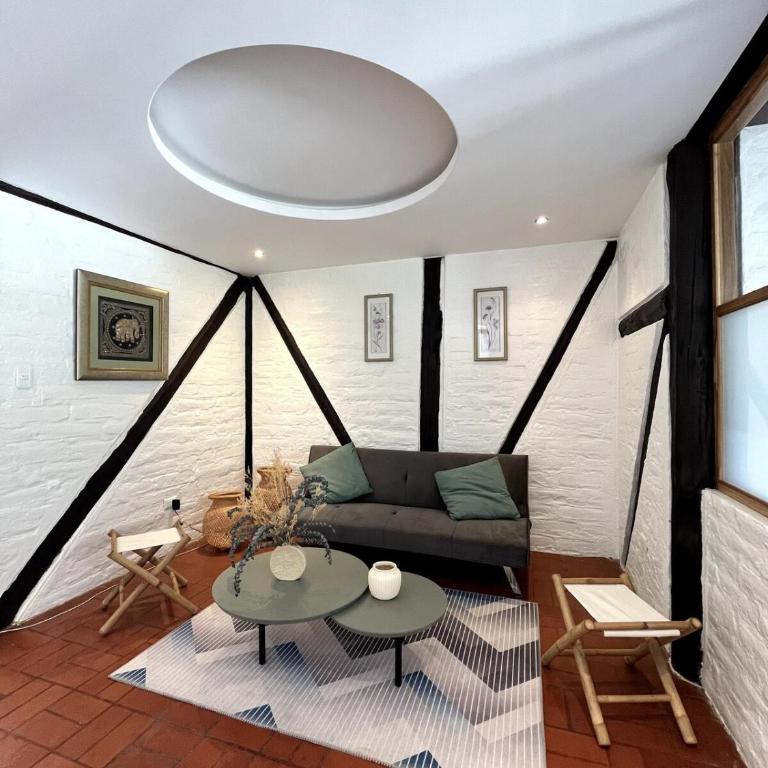Modern Apartment with Private Balcony - One-Bedroom Apartment - 14