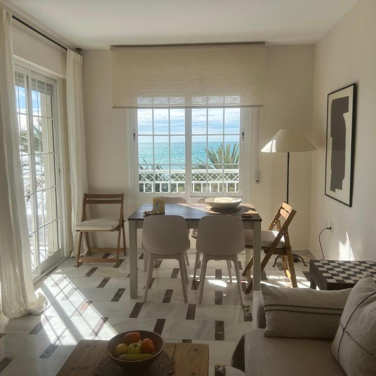 Apartamento LH Beach frente al mar - One-Bedroom Apartment with Balcony and Sea View - 14