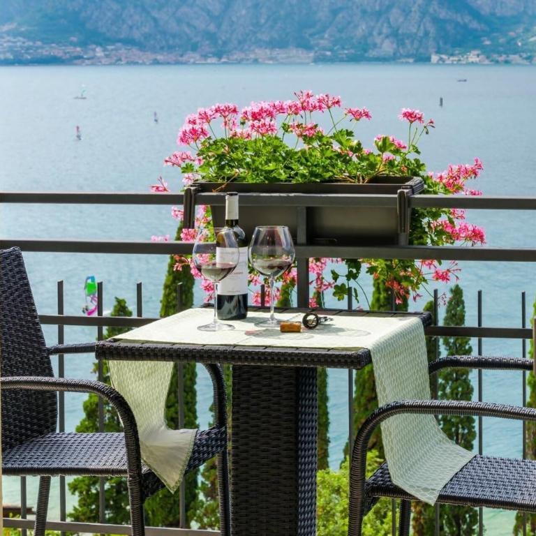 Riva Apt · Vista Lago - Finestra sul Lago - Appartamento con 2 Camere da Letto - 2