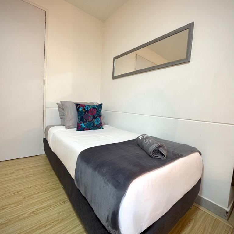 District 818 Boutique lofts - Family Room - 5