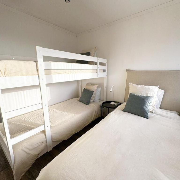Las Condes Dept 3 dormitorios y 2 baños a pasos de Parque Arauco - Three-Bedroom Apartment - 2