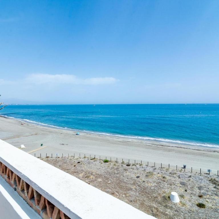 LAP- 3 bed apartment on the beach. Families only - Apartamento - 41