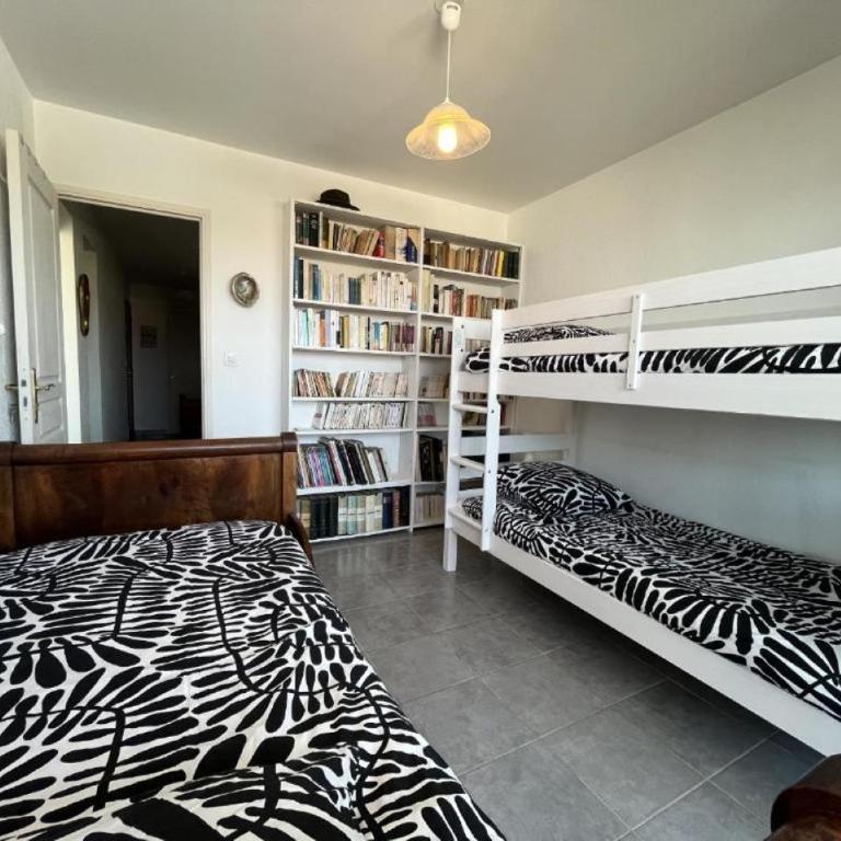 Fréjus, 10min à pieds des plages, appartement T3, 5 pers, entièrement climatisé avec parking privé - Two-Bedroom Apartment with Balcony - 5