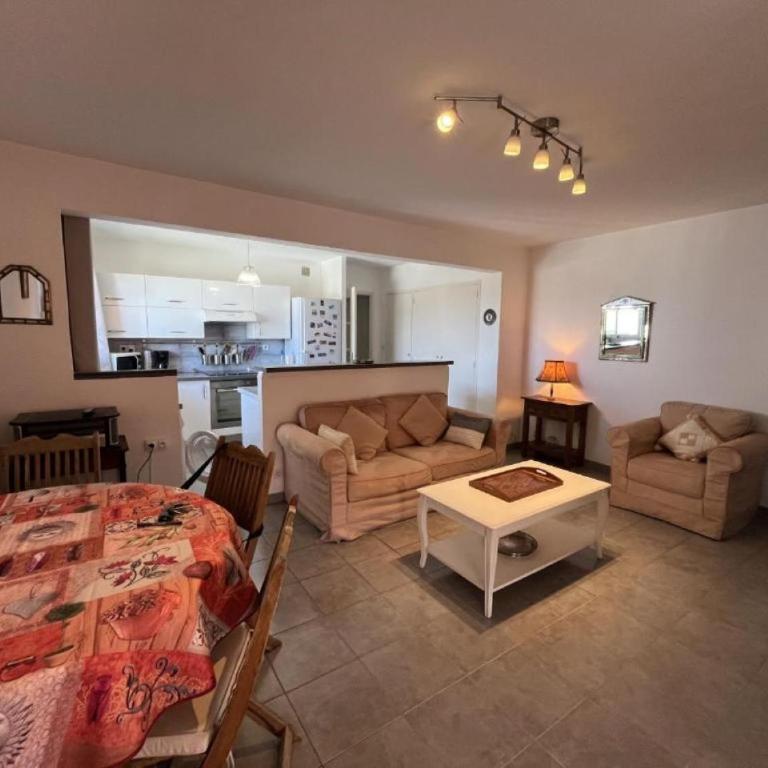 Fréjus, 10min à pieds des plages, appartement T3, 5 pers, entièrement climatisé avec parking privé - Two-Bedroom Apartment with Balcony - 12