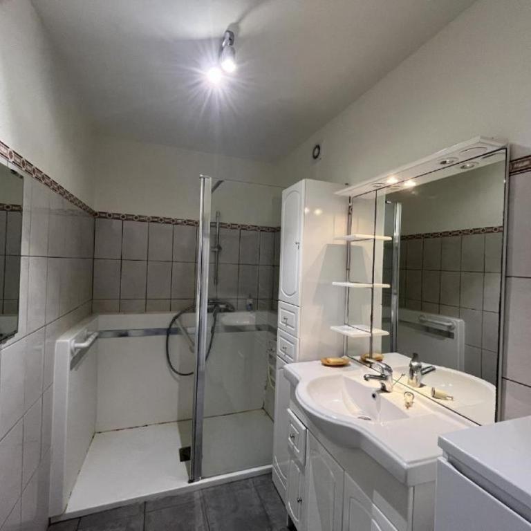 Fréjus, 10min à pieds des plages, appartement T3, 5 pers, entièrement climatisé avec parking privé - Two-Bedroom Apartment with Balcony - 11