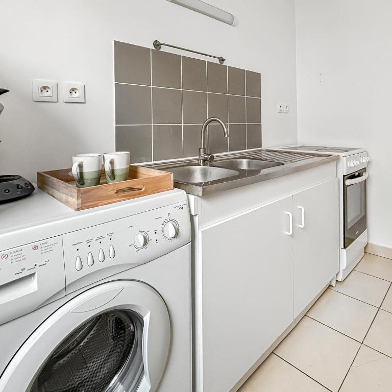 T2 moderne terrasse, parking, proche commerces - One-Bedroom Apartment - 10