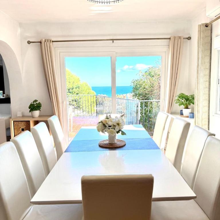 5 Bedroom Villa with HEATED Pool with breath-taking Sea Views, Walking distances to Shops Restaurants Beach - Villa - 11