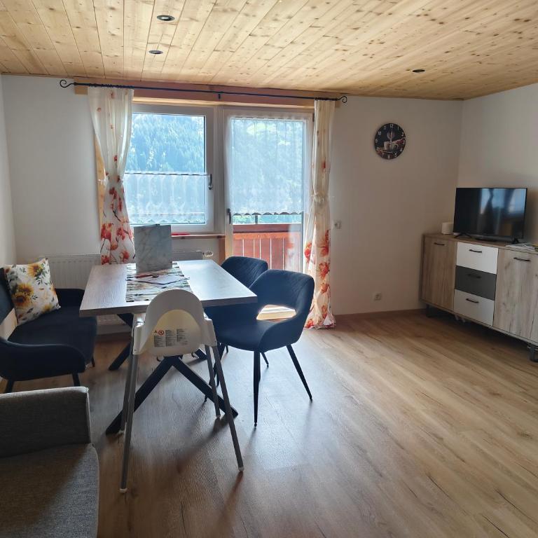 Alpenbauernhaus Konzett - Apartment mit 3 Schlafzimmern und Bergblick - 7