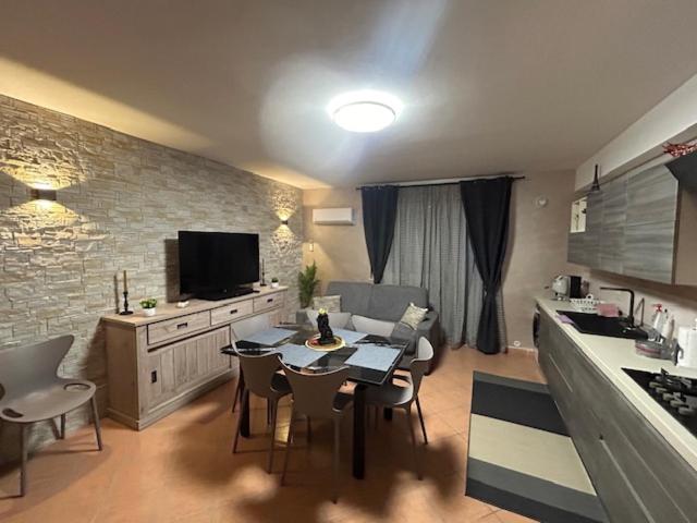 Enza HOUSE - Appartamento con 2 Camere da Letto - 9