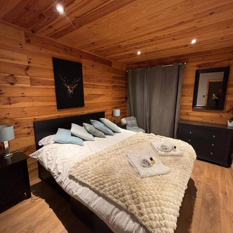 Boutique Alpine Chalet with Panoramic Views - Chalet - 13