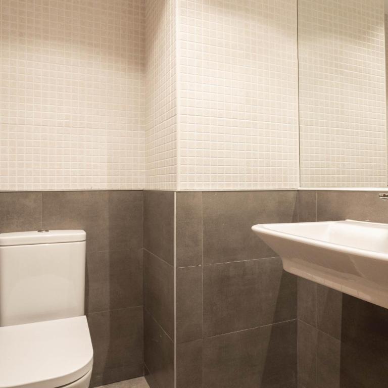 Bernabeu Design - Three-Bedroom Apartment - 14