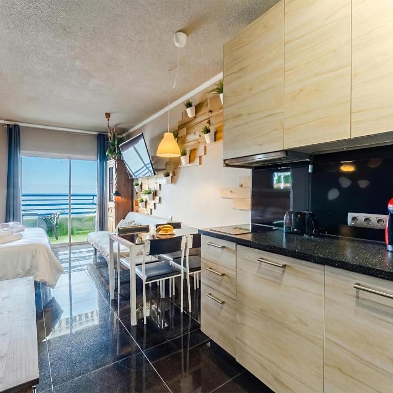 Oceanfront Studio with Private Balcony in Playa Paraíso - Estudio con vista al océano - 5