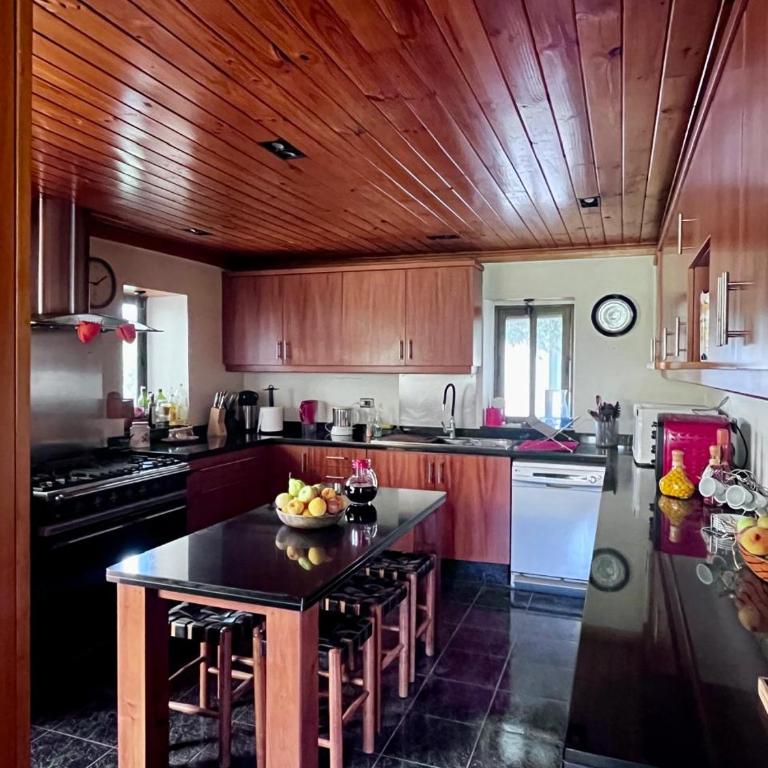 Cómoda casa con quincho y piscina a 30 mins de Stgo - Three-Bedroom House - 11
