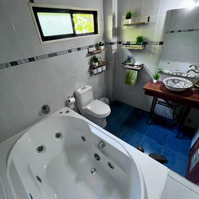 Cómoda casa con quincho y piscina a 30 mins de Stgo - Three-Bedroom House - 13