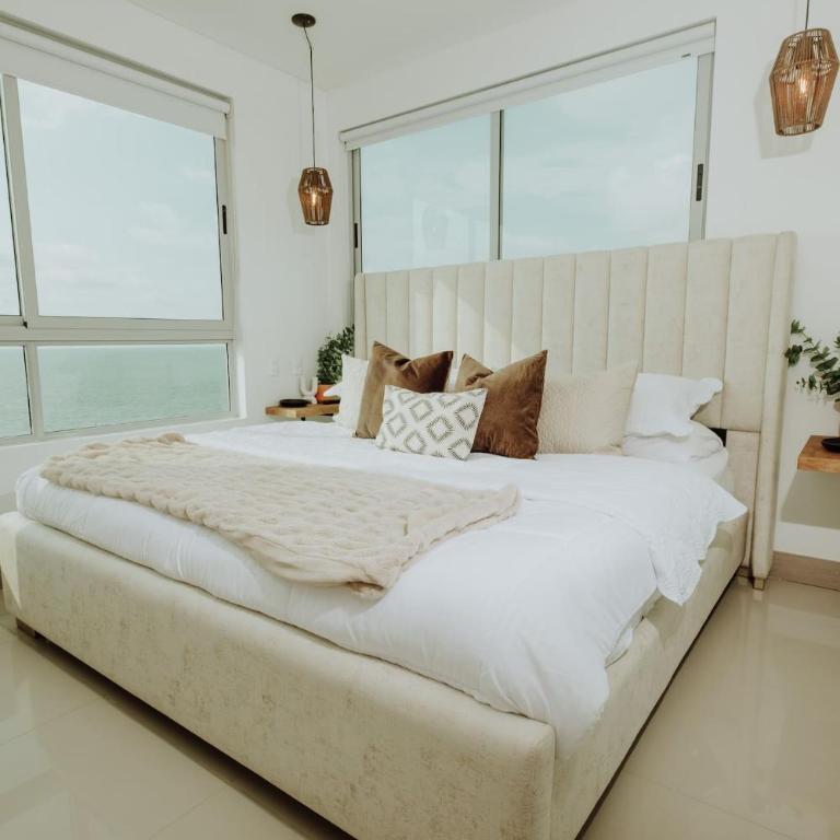 Beachfront 2BR Luxury Living Walk Everywhere - Apartment with Sea View - 1