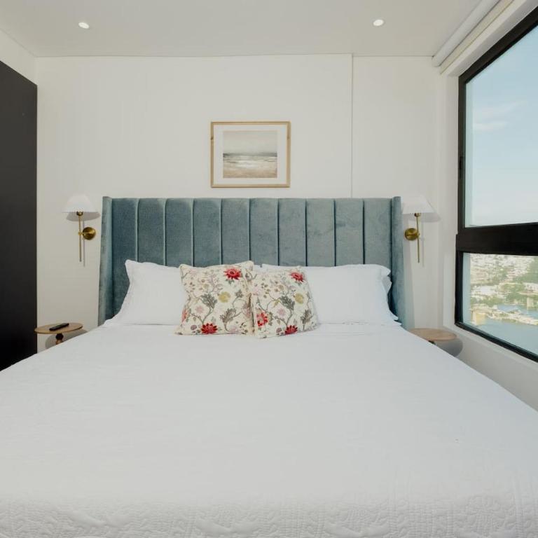 Infinity Pool Epic Views Walk to Old City - Two-Bedroom Apartment with Balcony and Sea View - 2