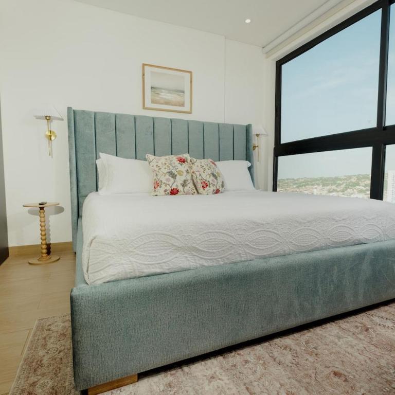 Infinity Pool Epic Views Walk to Old City - Two-Bedroom Apartment with Balcony and Sea View - 15