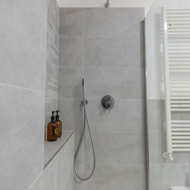 Homey Grandeur - Spacious Stay with Terrace & Wi-Fi - Appartamento con 3 Camere da Letto - 23