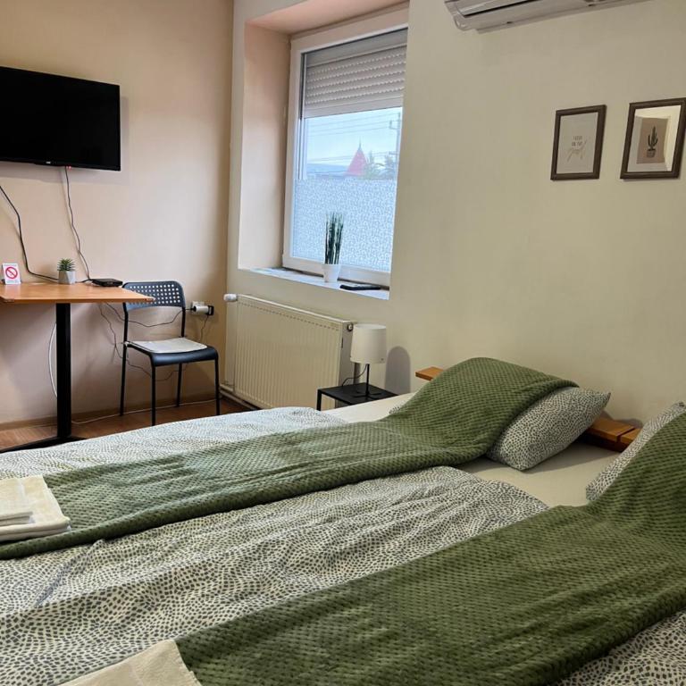 Rooms with private Bathroom & Free Parking ''Sobe Zoka,, - Dvokrevetna Soba sa Zasebnim Krevetima - 17